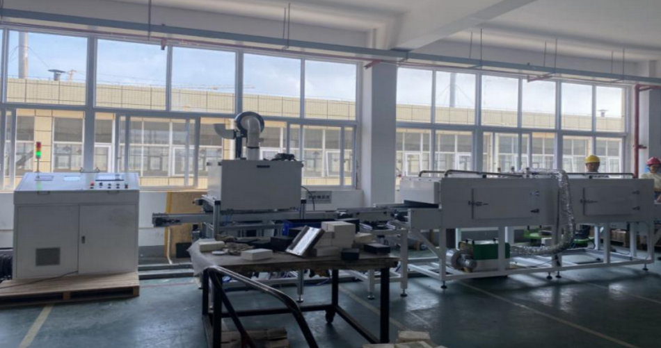 威廉希尔特瓷陶瓷橡胶复合衬板硫化喷胶线