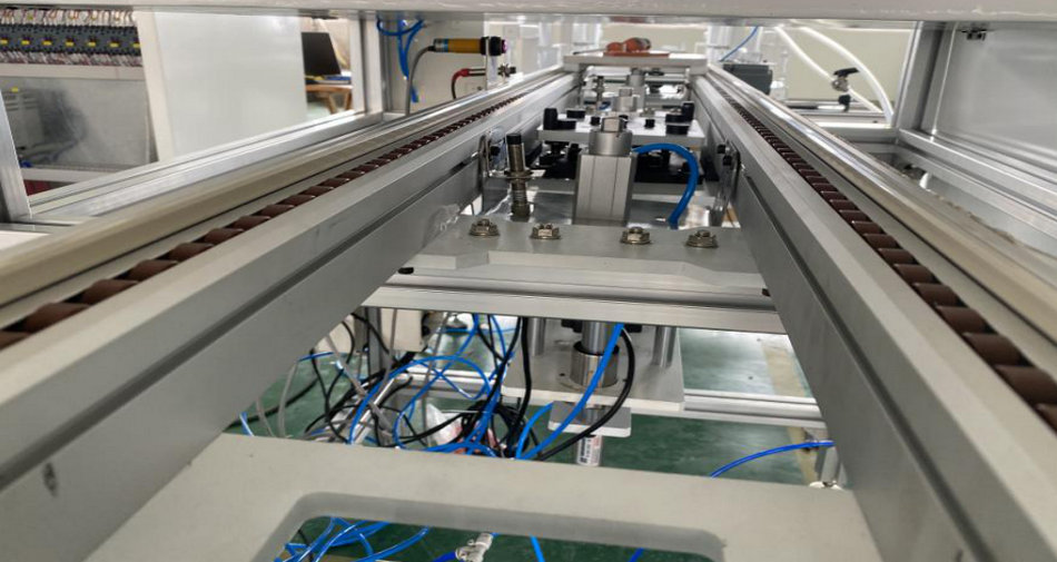 威廉希尔特瓷陶瓷橡胶复合衬板硫化喷胶线