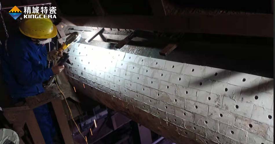 威廉希尔助力某钢厂解决圆辊布料器陶瓷脱落问题_威廉希尔特瓷